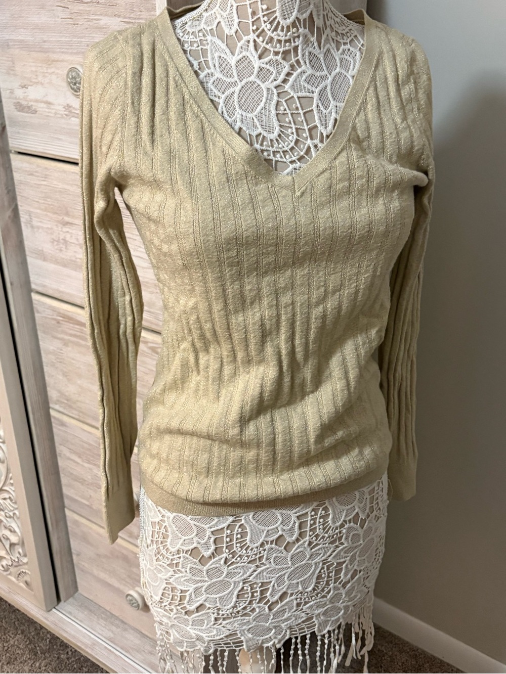 White House Black Market Light Beige V-Neck Ribbed Sweater